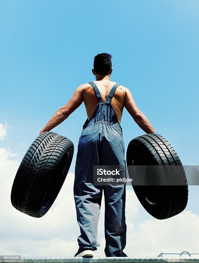 Mecánico de coches nuevos tires transporte - Foto de stock de Mecánico libre de derechos