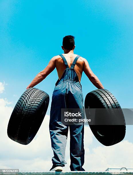 자동 정비공 휴대용 새로운 타이어 근육질 체격에 대한 스톡 사진 및 기타 이미지 - 근육질 체격, 기계공, 타이어