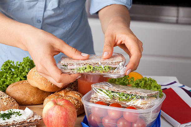 女性テイクアウトのお料理を準備する - child human hand sandwich lunch box ストックフォトと画像