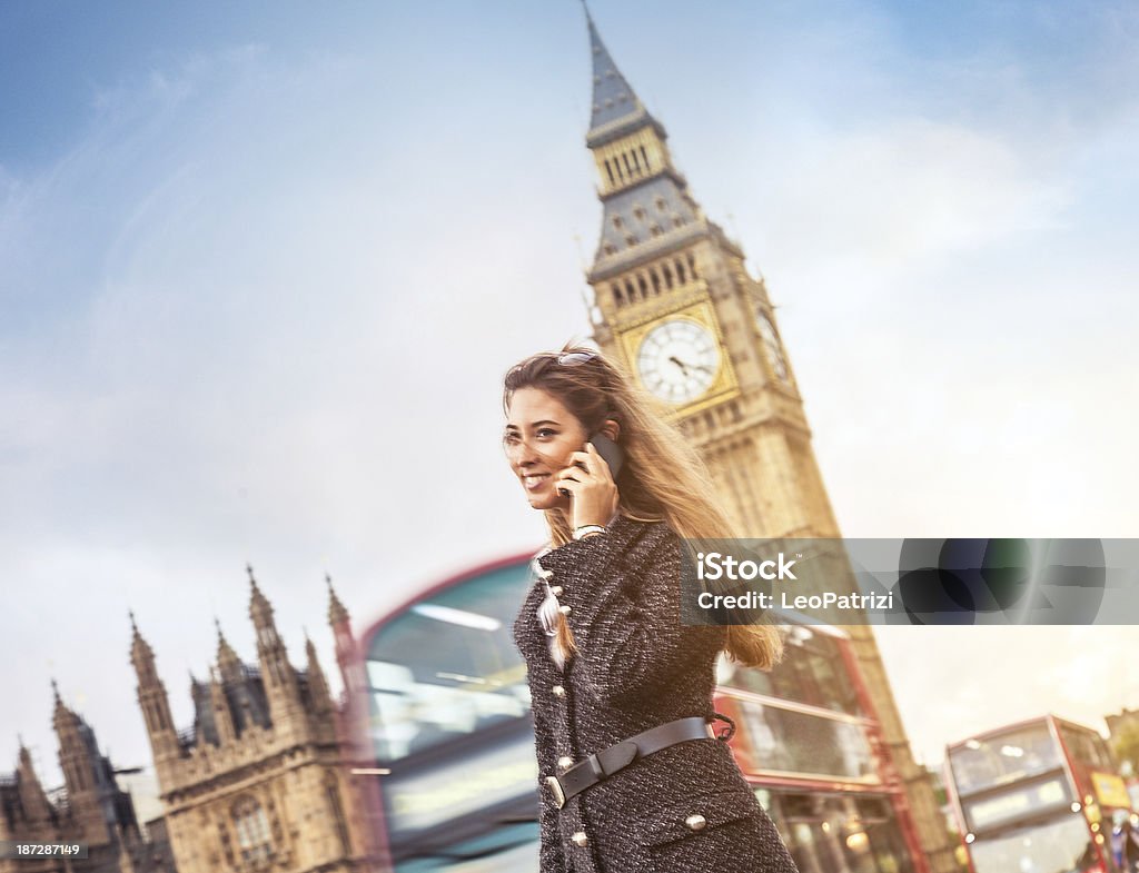 Młoda kobieta na Westminster Bridge - Zbiór zdjęć royalty-free (Architektura)