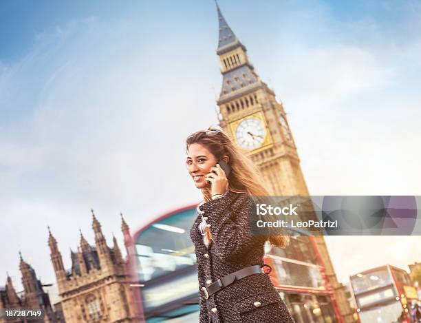 Młoda Kobieta Na Westminster Bridge - zdjęcia stockowe i więcej obrazów Architektura - Architektura, Autobus, Autobus dwupoziomowy