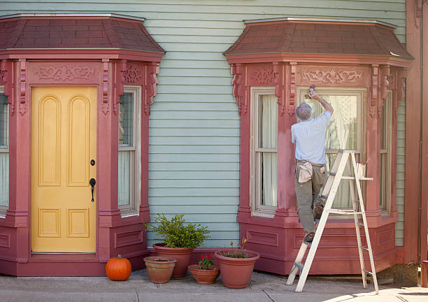 aposentado homem painiting acabamento - house painter home improvement paint can painter - fotografias e filmes do acervo