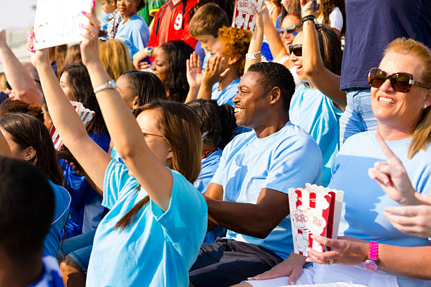 sports: supporteurs d'encourager leur équipe pendant les événements sportifs. - hand raised crowd sports event applauding photos et images de collection