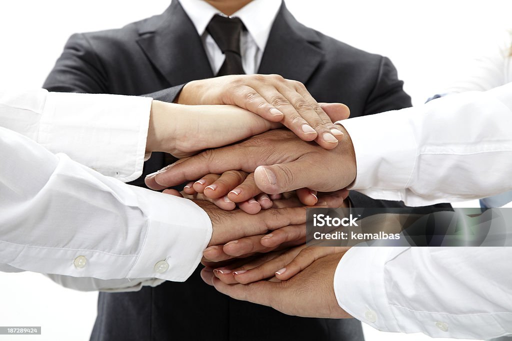 Grupo de colegas de trabalho, e empilhamento de sua mão - Foto de stock de Acordo royalty-free