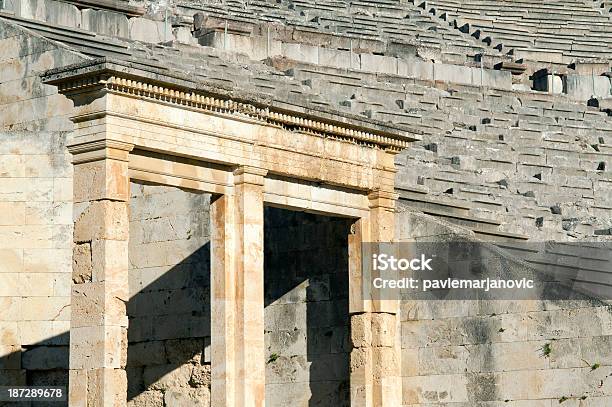 Epidaurus El Teatro Antiguo En Grecia Foto de stock y más banco de imágenes de Anfiteatro - Anfiteatro, Antigualla, Antiguo