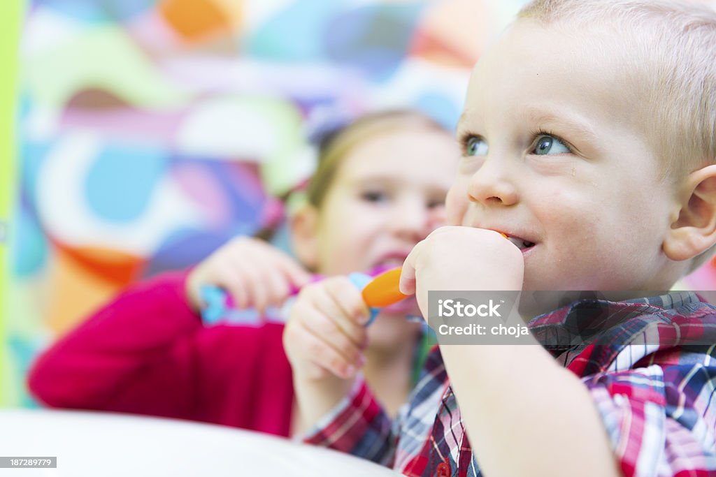 Petit garçon et sa sœur se brosser les dents - Photo de Brosse à dents libre de droits