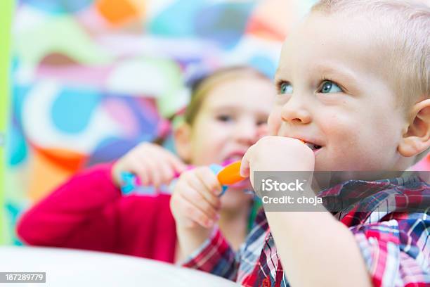 Photo libre de droit de Petit Garçon Et Sa Sœur Se Brosser Les Dents banque d'images et plus d'images libres de droit de Brosse à dents - Brosse à dents, Brosser, Enfance