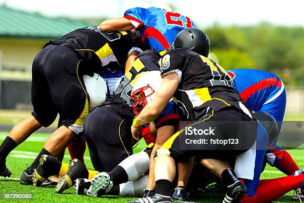 Photo libre de droit de Sports Défenseurs Attaquer Running Back Sur Le Terrain banque d'images et plus d'images libres de droit de Ballon de football américain