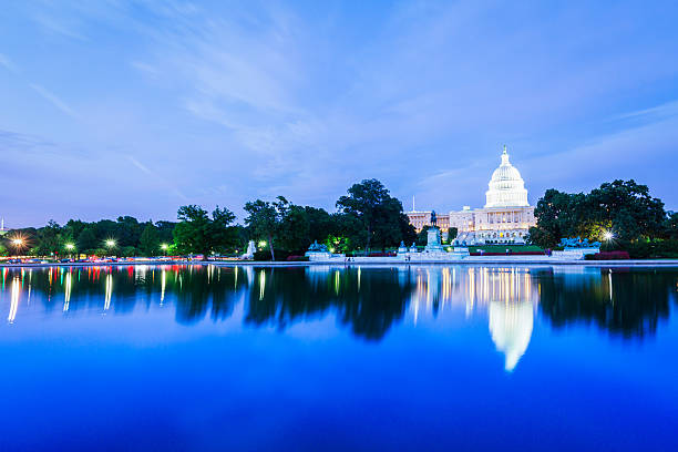 nas capitol skyline - night cityscape reflection usa zdjęcia i obrazy z banku zdjęć