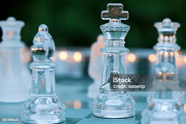 Refrescante Y Las Velas De Ajedrez Foto de stock y más banco de imágenes de Ajedrez - Ajedrez, Hielo, Cristal - Material