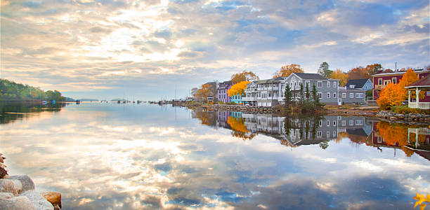 riflesso - mahone bay foto e immagini stock