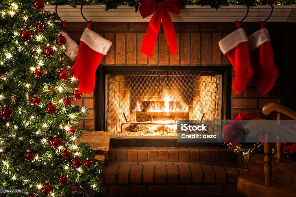 Dekorierten Weihnachtsbaum, brennende Feuer im Kamin, Strümpfe, Schaukelstuhl - Lizenzfrei Kamin - Gebäudeteil Stock-Foto