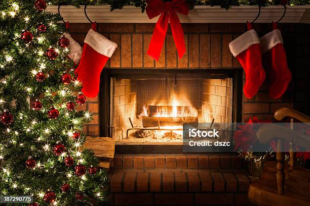 Dekorierten Weihnachtsbaum Brennende Feuer Im Kamin Strümpfe Schaukelstuhl Stockfoto und mehr Bilder von Kamin - Gebäudeteil