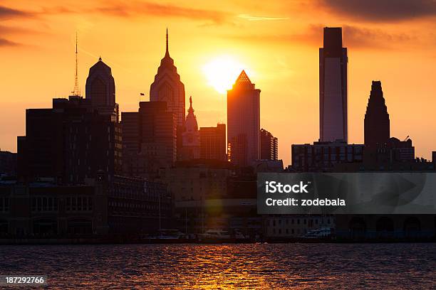 Vista Da Cidade De Filadélfia Ao Pôr Do Sol Eua - Fotografias de stock e mais imagens de Alto - Descrição Física - Alto - Descrição Física, Anoitecer, Ao Ar Livre