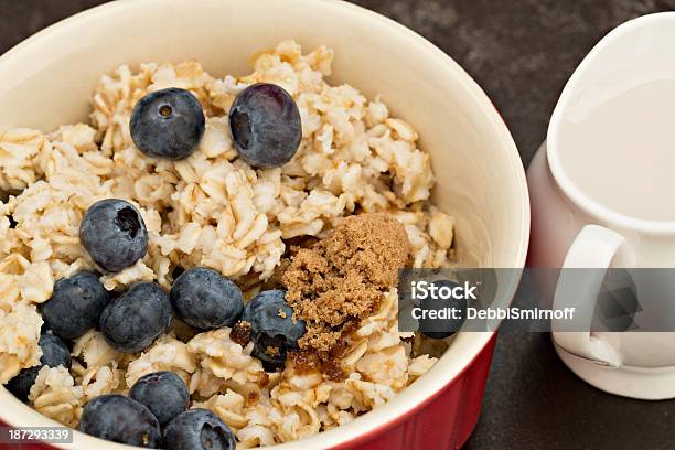 Ciotola Di Farina Davena - Fotografie stock e altre immagini di Alimentazione sana - Alimentazione sana, Avena - Cereali da colazione, Bianco