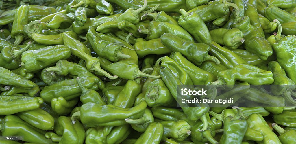 Verde chillies - Foto stock royalty-free di Peperoncino verde