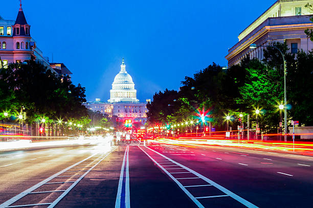 gli stati uniti capitol building di notte con luce sentieri vista auto - congress center foto e immagini stock