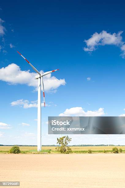 Turbinas Eólicas Foto de stock y más banco de imágenes de Aerogenerador - Aerogenerador, Aire libre, Campo - Tierra cultivada