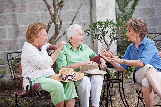 tres-mujeres-de-edad-avanzada-y-sala-de-estar-en-el-patio.jpg