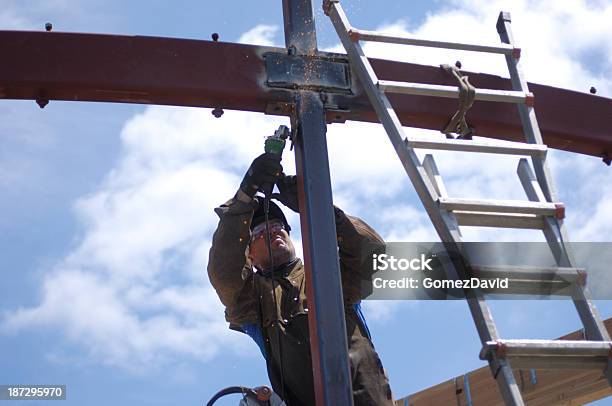 Un Macho Soldador Sobre La Escalera Trabajo Con Acero Foto de stock y más banco de imágenes de Ciudad