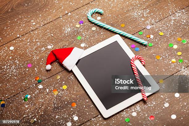 Weihnachten Tablet Pc Stockfoto und mehr Bilder von Ansicht aus erhöhter Perspektive - Ansicht aus erhöhter Perspektive, Berührungsbildschirm, Christbaumkugel