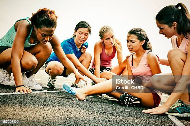 Lesión Foto de stock y más banco de imágenes de Adolescente - Adolescente, Lesión física, Pista de atletismo