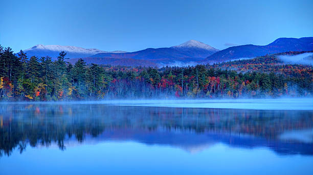 jesień snowcapped gór białych w new hampshire - white mountains zdjęcia i obrazy z banku zdjęć