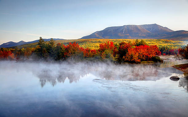 実装 katahdin 近くにメーヌ baxter 州立公園 - mt katahdin ストックフォトと画像