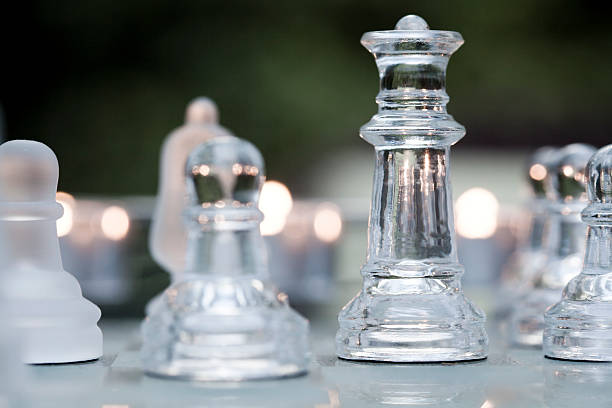 Copa de ajedrez y las velas - foto de stock