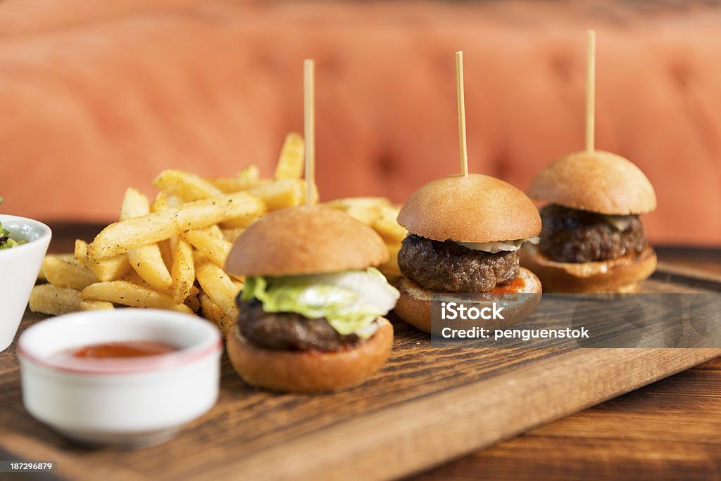 mini hamburgers et des frites - Photo de Aliment libre de droits