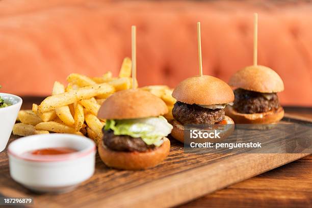 Mini Hamburger I Frytki - zdjęcia stockowe i więcej obrazów Bar - Lokal gastronomiczny - Bar - Lokal gastronomiczny, Bez ludzi, Burger