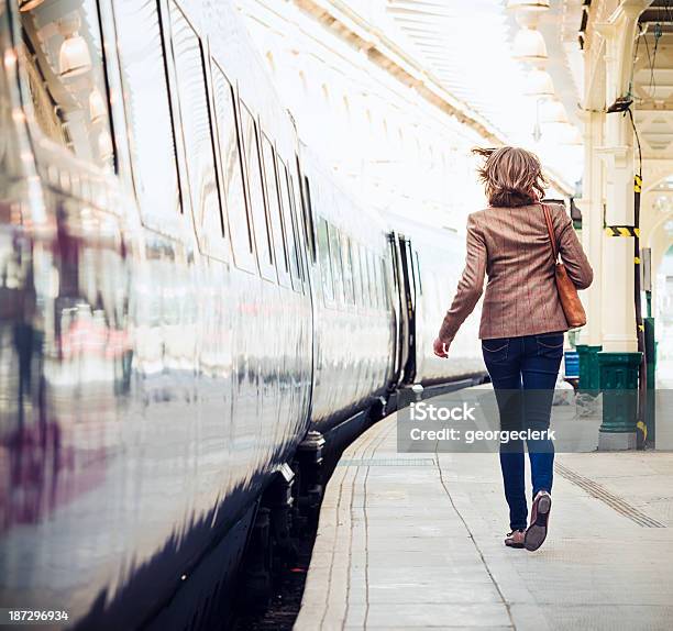 Laufen Nehmen Sie Den Zug Stockfoto und mehr Bilder von Eisenbahn - Eisenbahn, Rennen - Körperliche Aktivität, Frauen