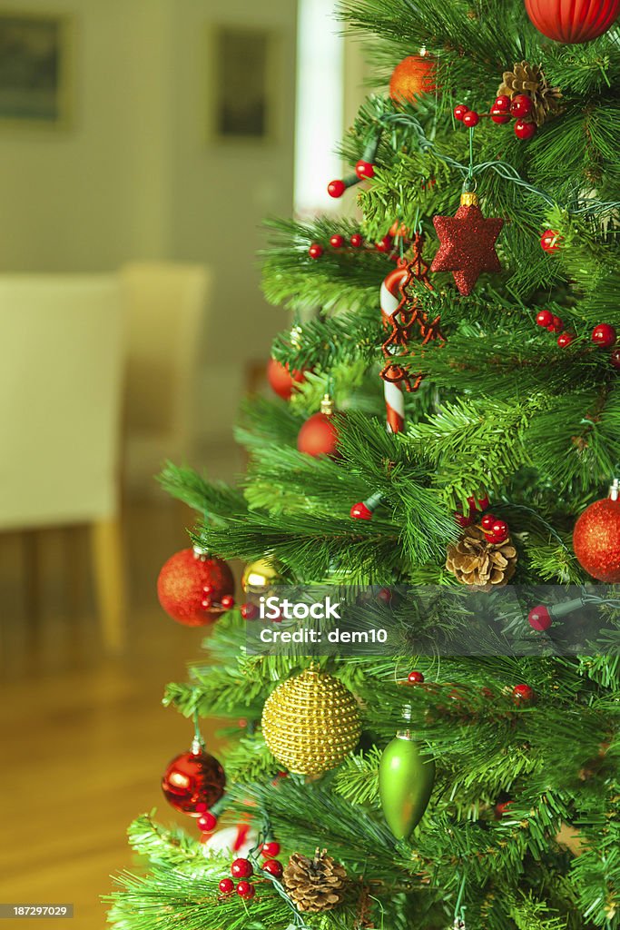 Árbol de Navidad en el interior de la casa - Foto de stock de Adorno de navidad libre de derechos