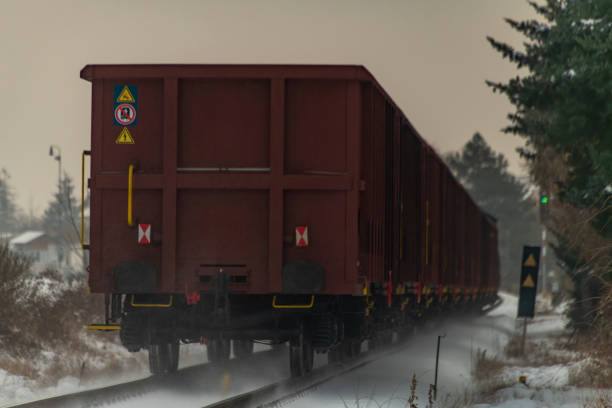 pociąg towarowy z silnikiem w śnieżny poranek w pobliżu lenesic cz 12 09 2023 - cz zdjęcia i obrazy z banku zdjęć