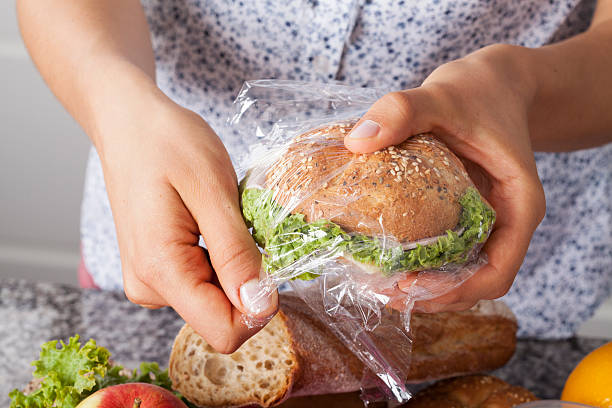 mère foiling un sandwich - child human hand sandwich lunch box photos et images de collection