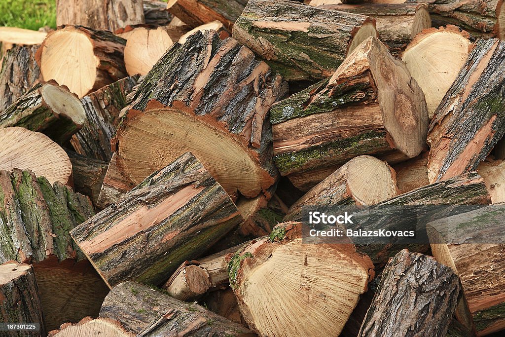 Огонь дерева груду Нарубленный - Стоковые фото Абстрактный роялти-фри
