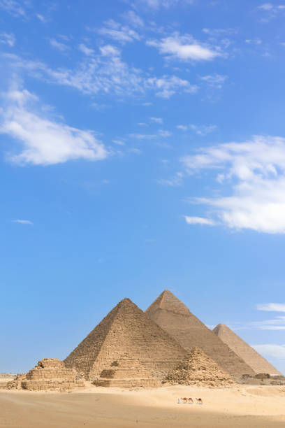 기자의 피라미드에서 낙타를 가진 남자, 기자 묘지, 이집트 - egypt pyramid ancient egyptian culture cloud 뉴스 사진 이미지