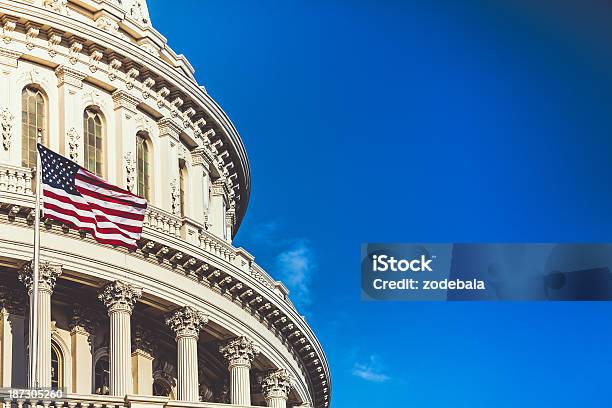 Prédio Do Capitol Hill Em Washington Dc Eua Bandeira - Fotografias de stock e mais imagens de Lei
