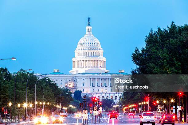 Capitólio Com Tráfego De Carros Plano - Fotografias de stock e mais imagens de Capitólio - Roma - Capitólio - Roma, Capitólio - Capitol Hill, EUA