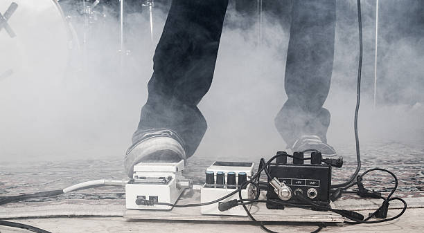гитарист с помощью footpedal - guitar pedal стоковые фото и изображения