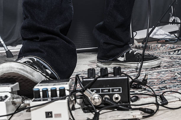 ギタリスト footpedal を使用 - guitar photographic effects guitar pedal amplifier ストックフォトと画像