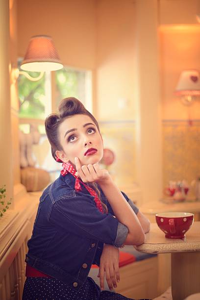 sognare ad occhi aperti retrò ragazza con caffè - pin up girl foto e immagini stock