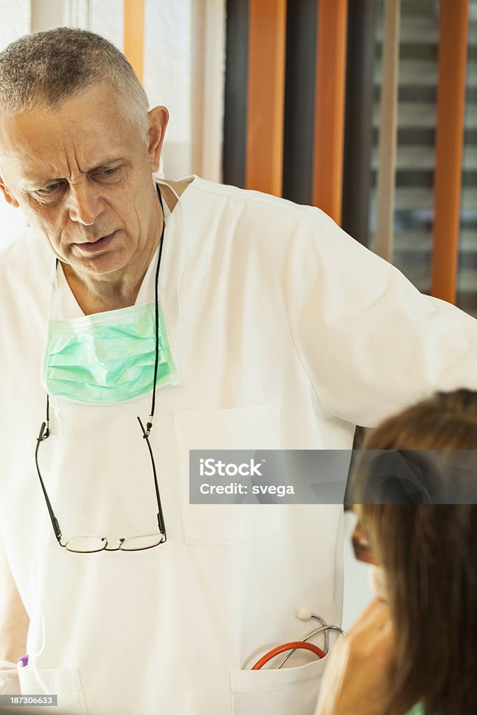 Médico falando com paciente sênior - Foto de stock de 50 Anos royalty-free