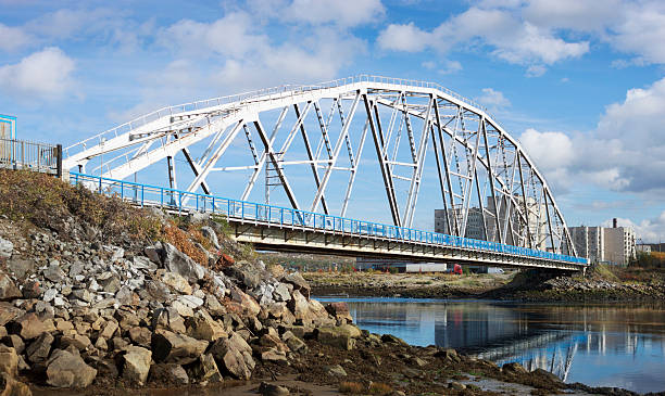 iron bridge.  au nord de la russie - river north photos et images de collection