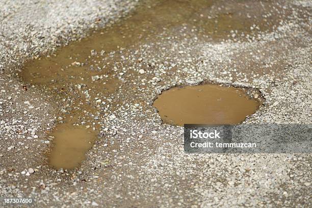 Asfalto Foto de stock y más banco de imágenes de Agrietado - Agrietado, Asfalto, Bache