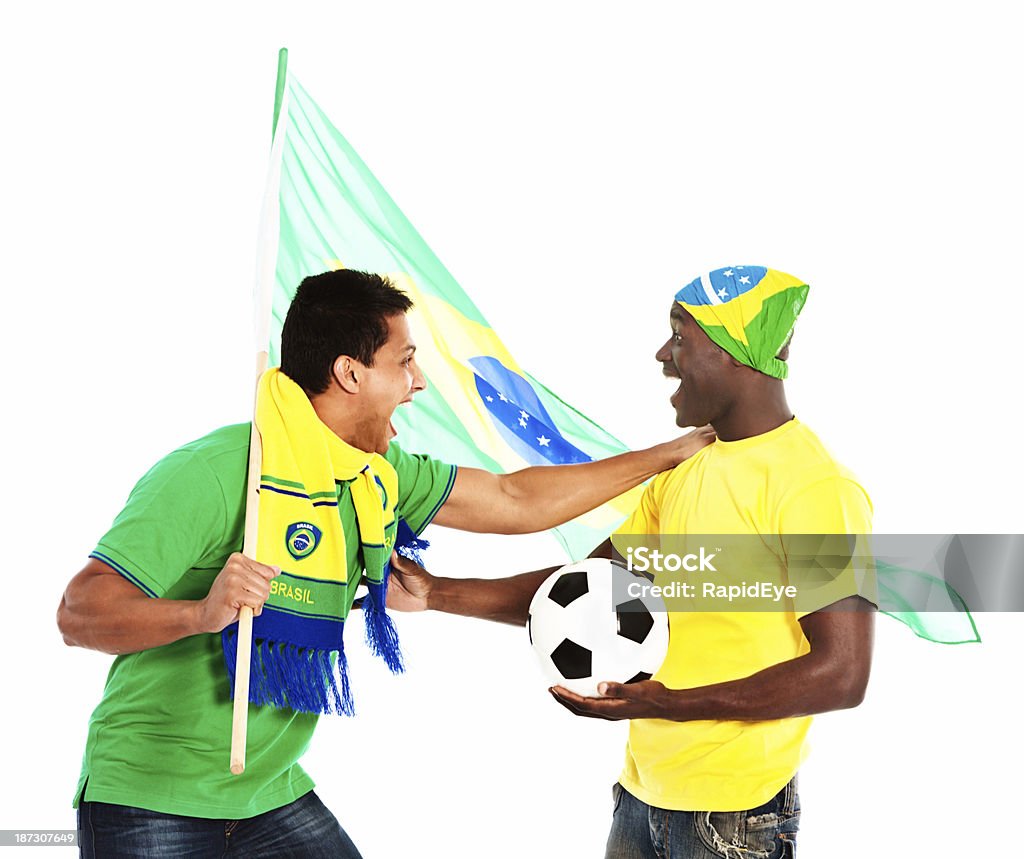 Dos hombres, los fanáticos del fútbol de onda de excitación la bandera brasileña - Foto de stock de 2014 libre de derechos