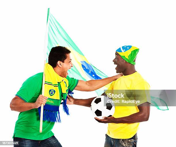 Dos Hombres Los Fanáticos Del Fútbol De Onda De Excitación La Bandera Brasileña Foto de stock y más banco de imágenes de 2014