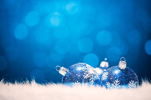 istock Christmas Baubles - Red Bokeh Defocused Decoration White 187309275