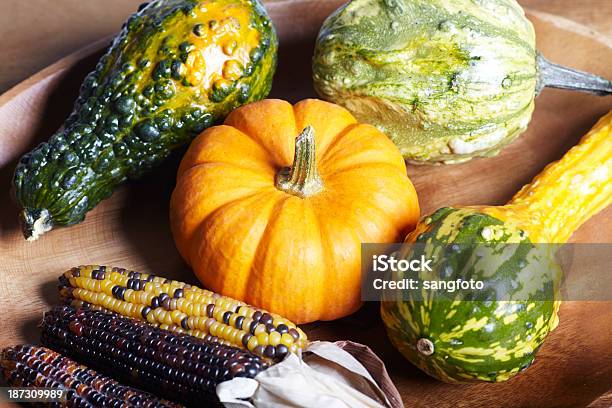 Photo libre de droit de Citrouille En Automne Et Maïs Haut De Gamme Avec Vue banque d'images et plus d'images libres de droit de Aliment