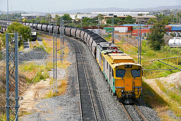 tren eléctrico con carbón negro llega en el puerto - train coal mining australia fotografías e imágenes de stock